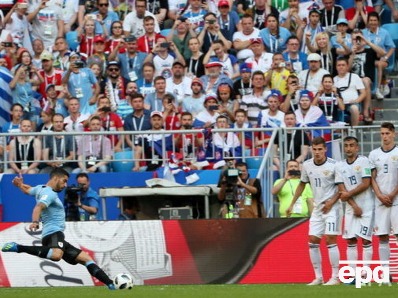 Начало крупной победе Уругвая положил штрафной от Суареса