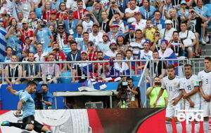 Начало крупной победе Уругвая положил штрафной от Суареса