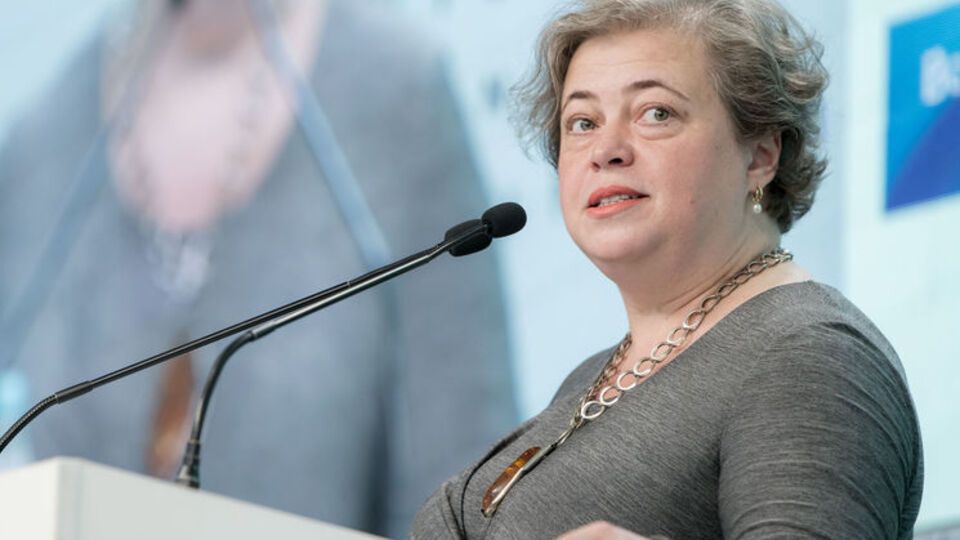 Мостовая: В прошлый раз мы говорили, что надо замахнуться на космос. Прошел год. Я предлагаю слоган "Встань с дивана"