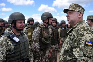 Турчинов (справа) был на полигоне в Черниговской области