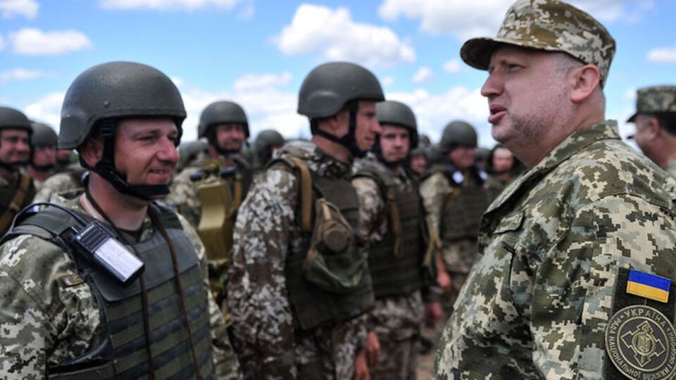Турчинов (справа) был на полигоне в Черниговской области