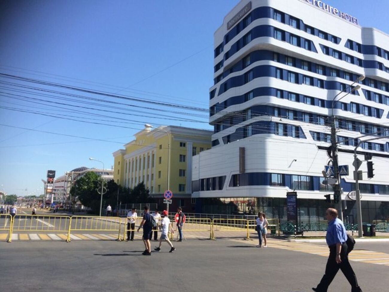 Жовтий паркан став другою огорожею біля готелю