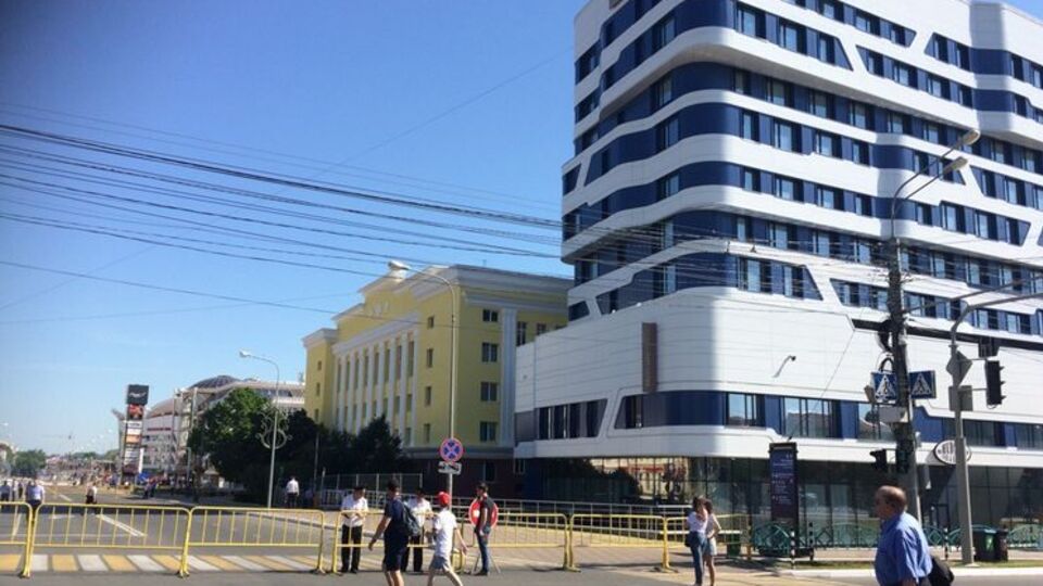 Жовтий паркан став другою огорожею біля готелю