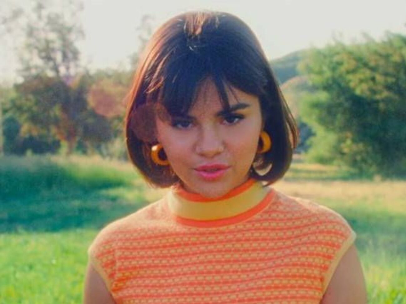 Гомес предстала в ретро-образе