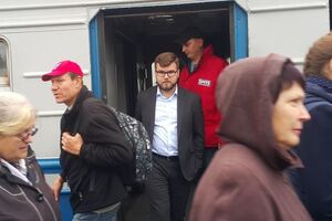 Кравцова (у центрі) призначили тимчасовим головою "Укрзалізниці" у серпні 2017 року