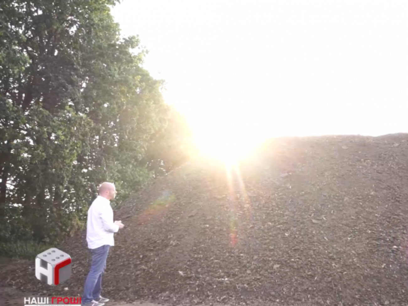 Активисты заявили, что компания складирует куриный помет в кучи под открытым небом