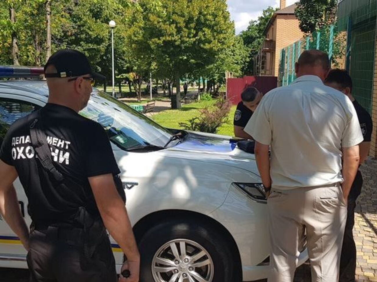 Помощник нардепа Мамчура открыл стрельбу на стадионе в Вишневом, где играли подростки. Фоторепортаж