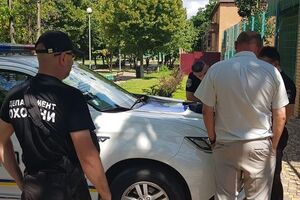 Помощник нардепа Мамчура открыл стрельбу на стадионе в Вишневом, где играли подростки. Фоторепортаж