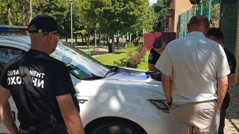 Помощник нардепа Мамчура открыл стрельбу на стадионе в Вишневом, где играли подростки. Фоторепортаж