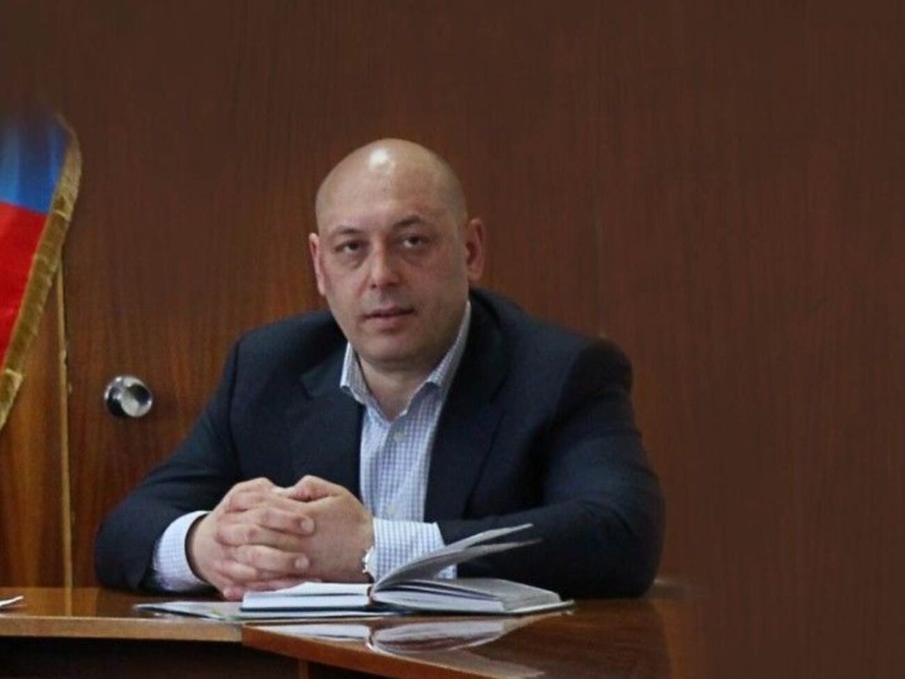 До 2014 года Андриенко был депутатом в одном из райсоветов Донецка