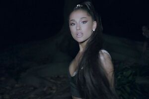 Дія кліпу відбувається в лісі