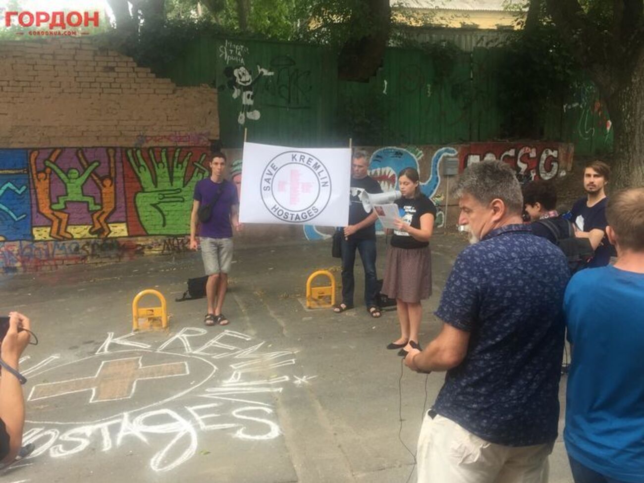 Біля офісу Міжнародного комітету Червоного Хреста у Києві пройшла акція на підтримку Сенцова й Балуха. Фоторепортаж