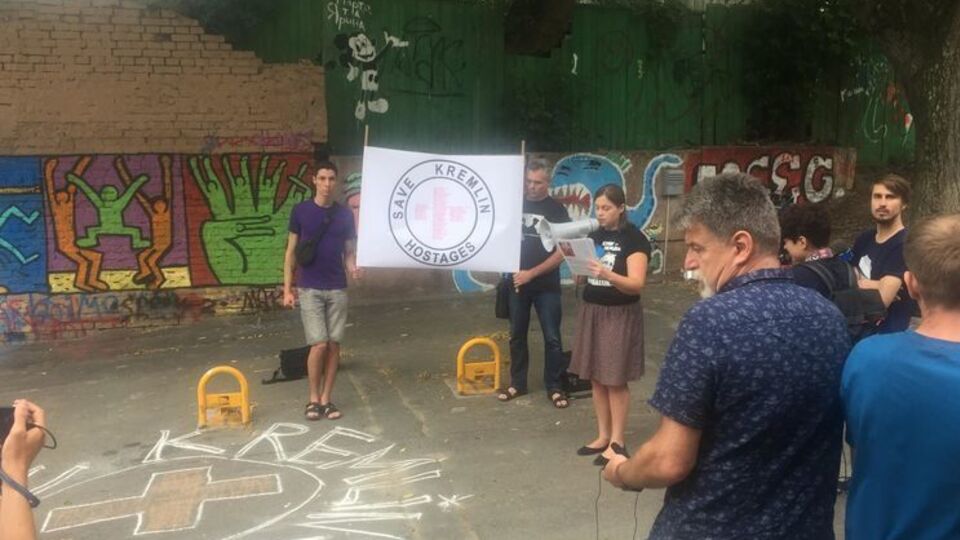 Біля офісу Міжнародного комітету Червоного Хреста у Києві пройшла акція на підтримку Сенцова й Балуха. Фоторепортаж