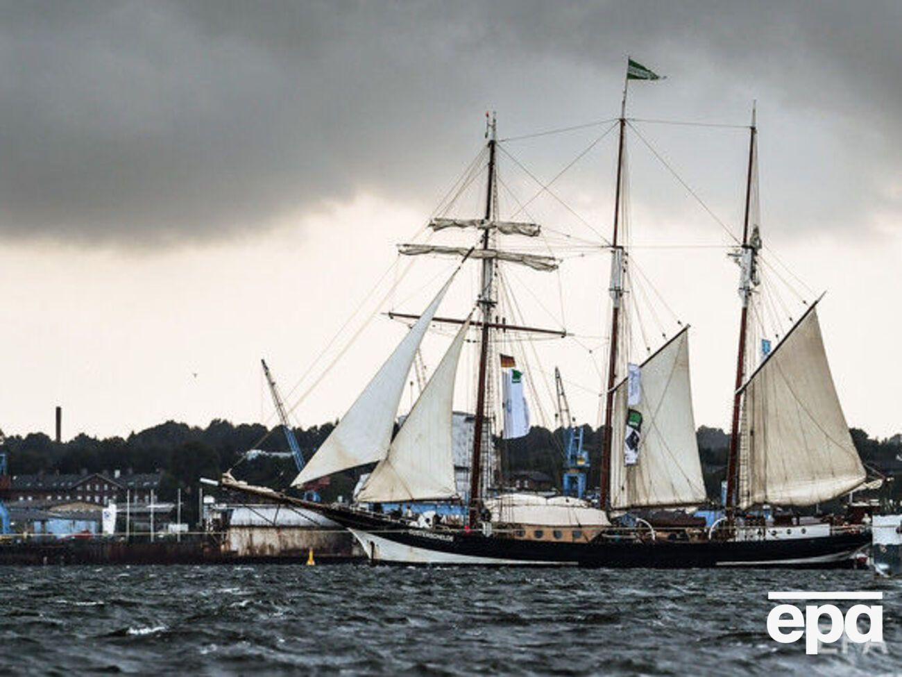 Более 150 украинских моряков в Греции обвиняют в перевозке мигрантов