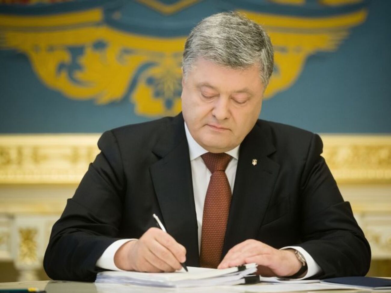 Про підписання законів Порошенка повідомили 27 червня