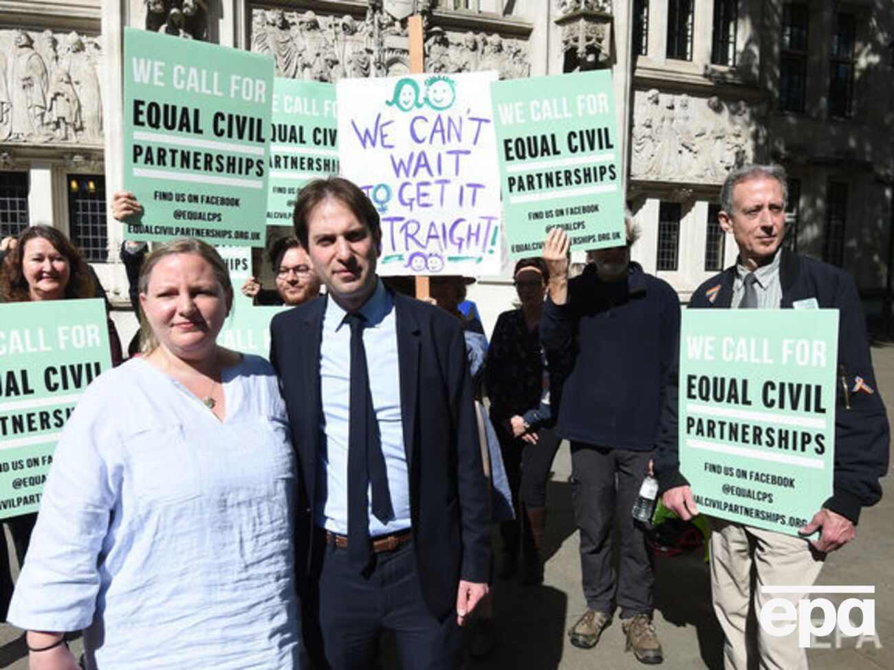 Пара добилась права заключить гражданское партнерство
