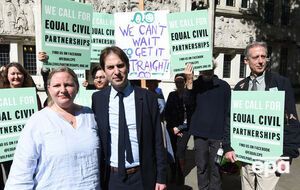 Пара добилась права заключить гражданское партнерство