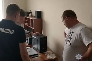 Правоохоронці провели одночасно п'ять санкціонованих обшуків у місті Хмельницькому