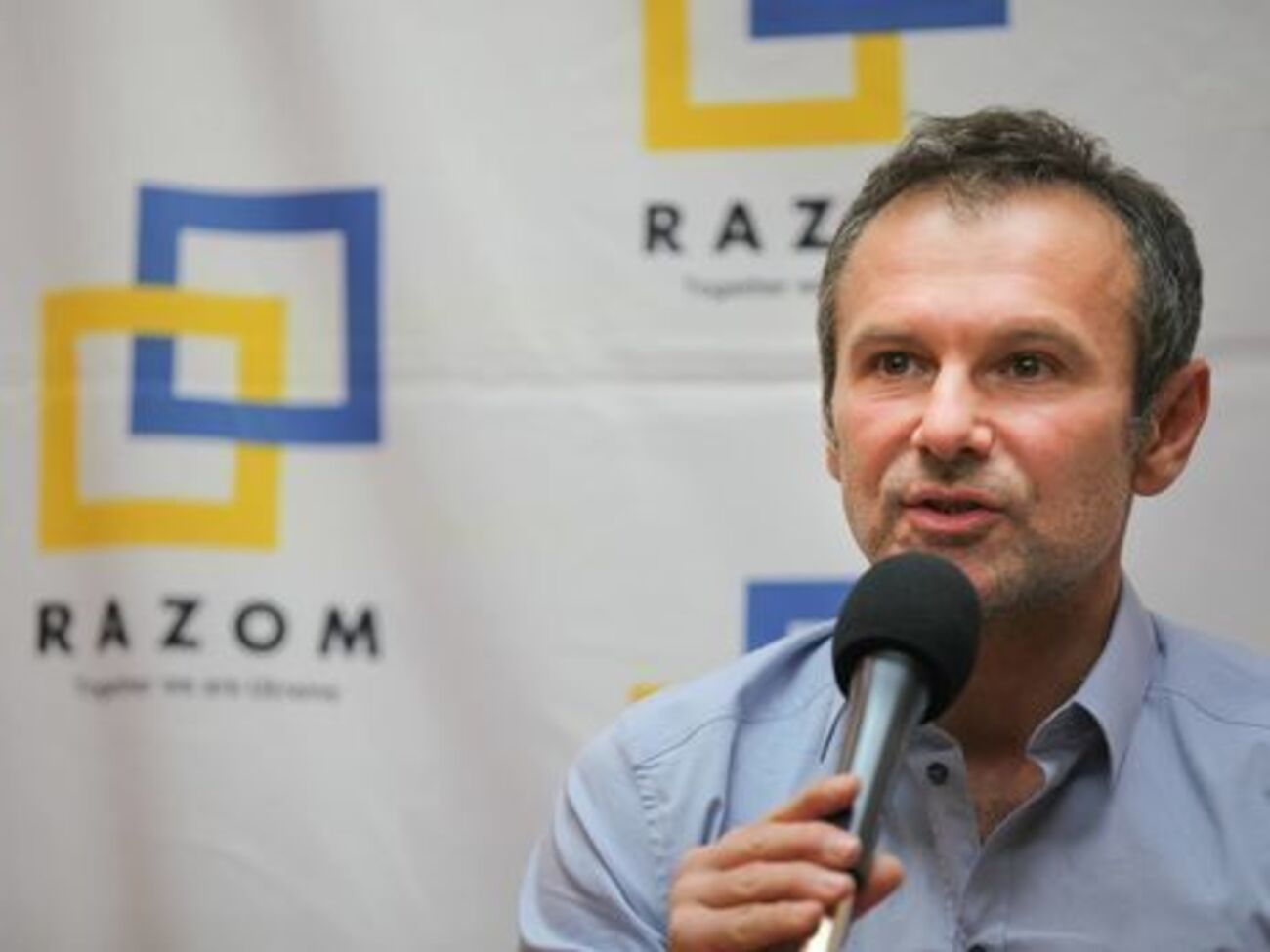 Вакарчук сказал, что&nbsp;в 2007 году не смог продолжить свою депутатскую работу из-за того, что "почувствовал себя белой вороной"