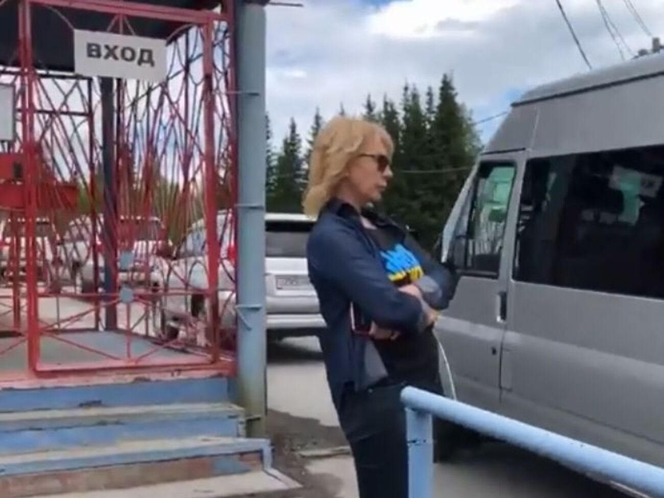 Кортеж Москальковой проезжает мимо Денисовой на территорию колонии, где содержится Сенцов