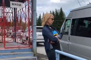 Кортеж Москалькової проїжджає повз Денісову на територію колонії, де утримують Сенцова