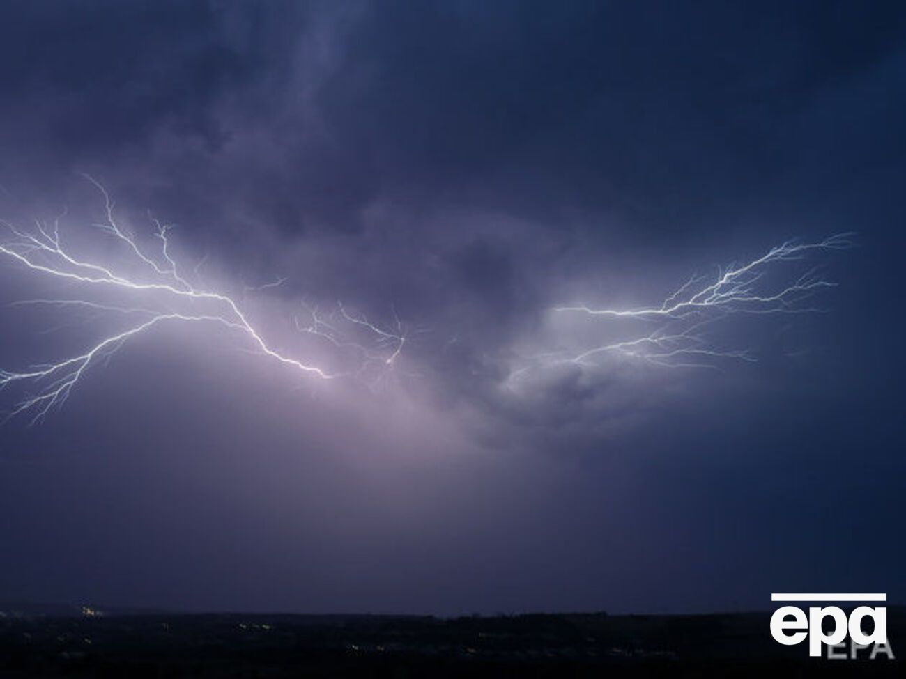 Из-за гроз обесточены десятки населенных пунктов