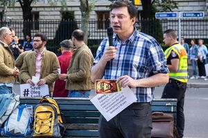 Российские девушки охотятся за иностранными болельщиками. Это подлинная страсть к людям светлого мира, находящегося за гнилым забором ненависти
