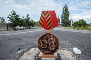 В соцсетях пишут, что вместе с памятником хотели взорвать конвой с боеприпасами и деньгами для боевиков