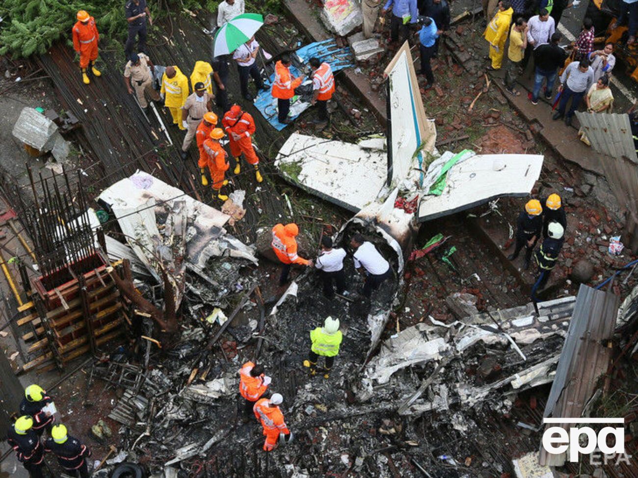 Самолет упал на жилой квартал Мумбаи
