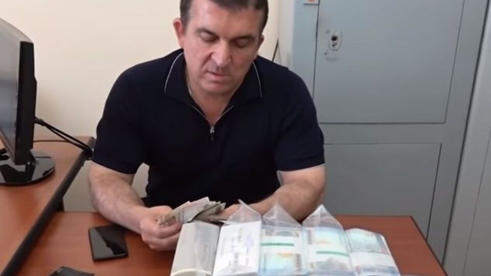 Під час затримання у Казаряна виявили $120 тис. і 436 млн драм (приблизно $900 тис.), знятих із його банківського рахунку