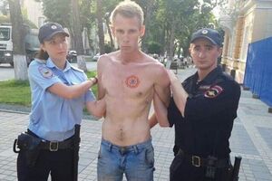За словами журналіста, злочинець заходив у двори і відкриті двері у Давидівці