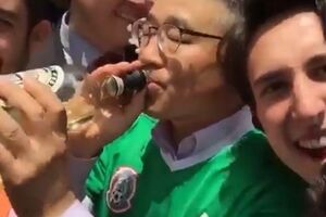 Посол пил текилу прямо из бутылки