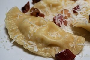 В українській кухні подано розмаїття начинок вареників, аж до "вареників із піском"