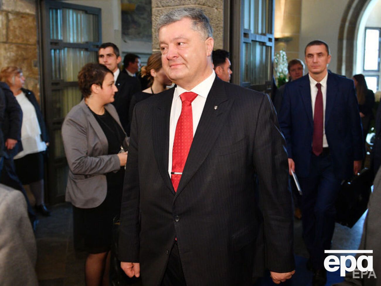 Порошенко: На мой взгляд, пришло время не столько для заявлений и выражения обеспокоенности, сколько для решительных действий