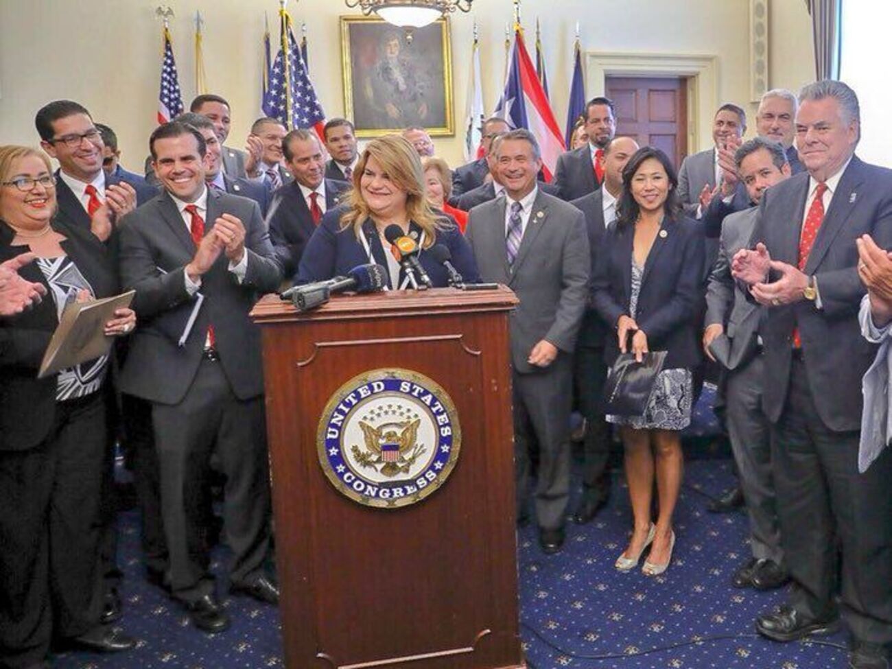 Гонсалес-Колон (за трибуной):&nbsp;Я горжусь быть одной из тех, кто открывает путь к деколонизации Пуэрто-Рико