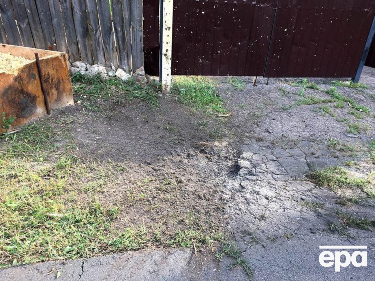 Осколки пошкодили вікна, фасад і паркан сусіднього будинку