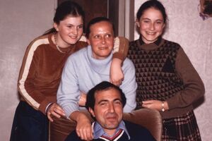 Елизавета Березовская (слева): Папа не разговаривал с ней неделю, с сестрой пятилетней, она рыдала, мама тоже, но он был совершенно непреклонен