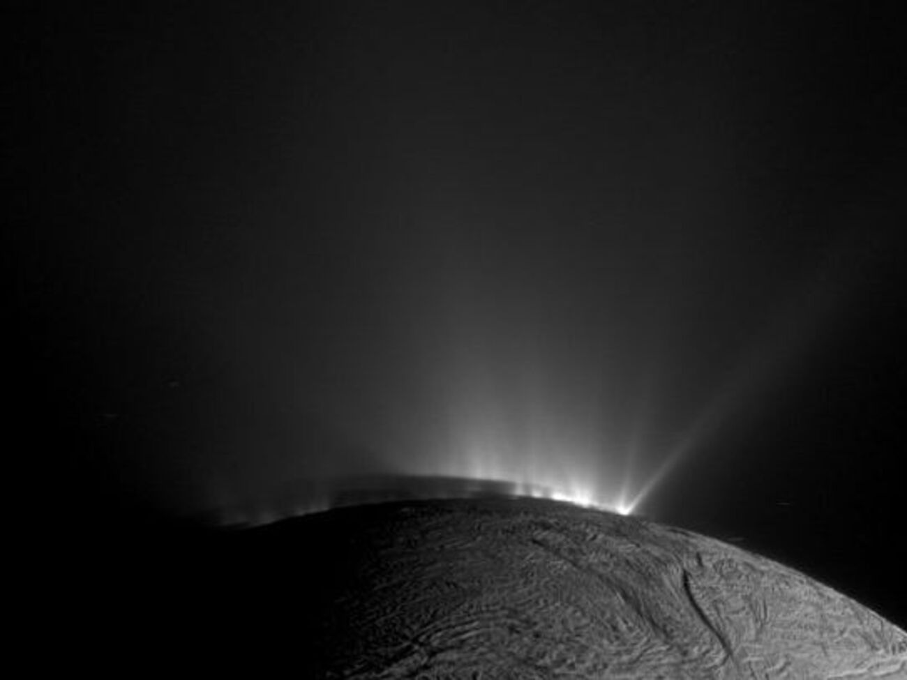 На Энцеладе нашли сложную органику