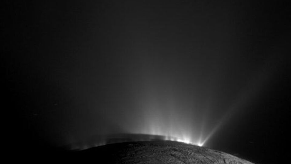 На Энцеладе нашли сложную органику