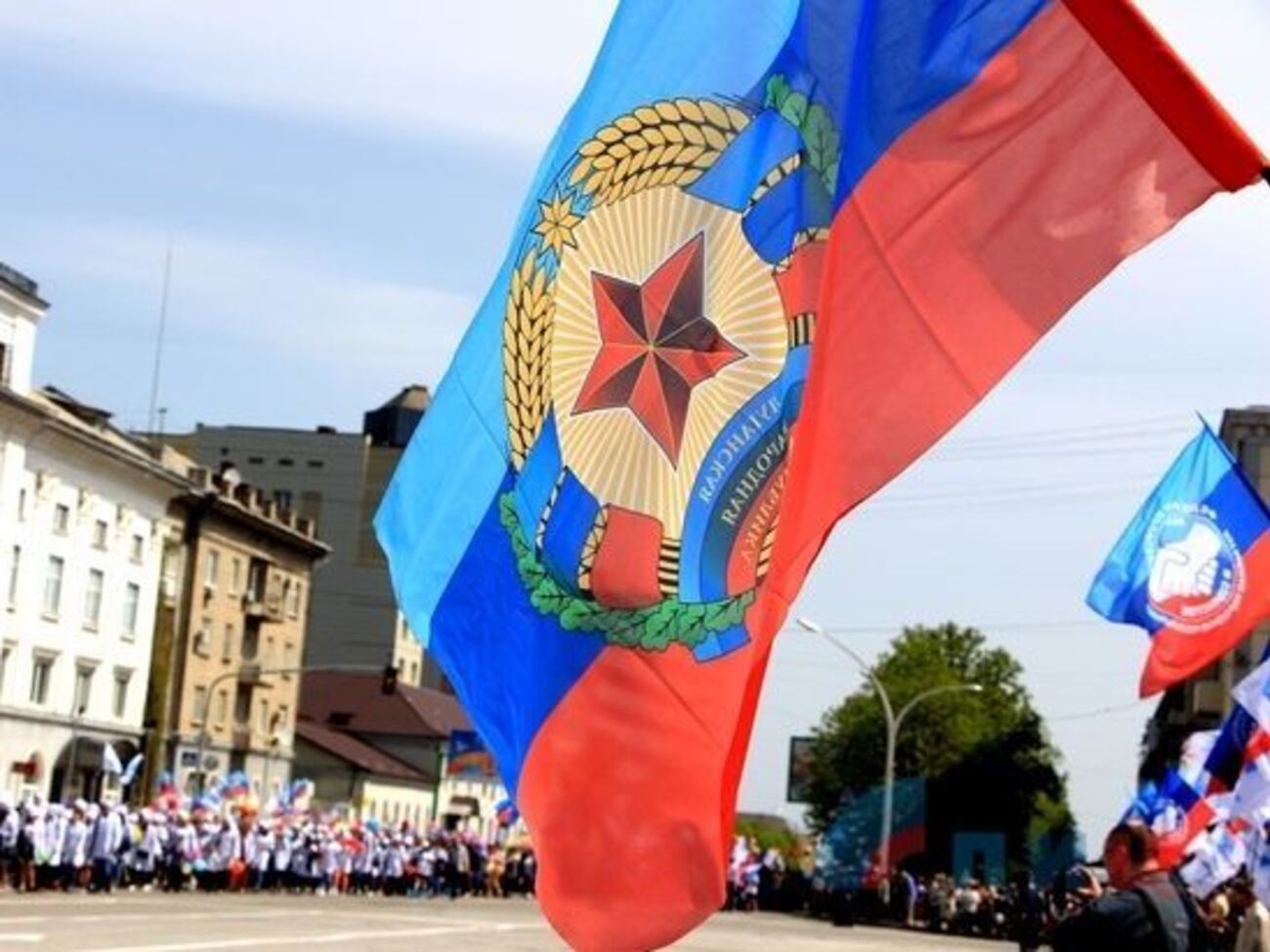 "Суд" луганських сепаратистів заарештував чоловіка за маніпуляції з прапором