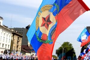 "Суд" луганських сепаратистів заарештував чоловіка за маніпуляції з прапором