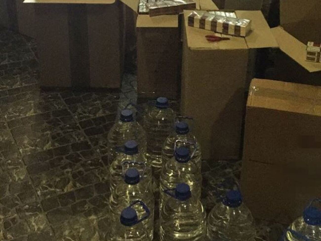 В доме одного из сообщников нашли контрафактные сигареты и спирт