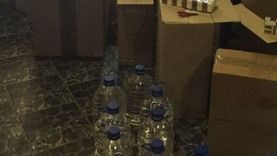 В доме одного из сообщников нашли контрафактные сигареты и спирт