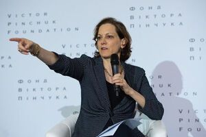 Епплбаум: Російські пропагандисти намагаються підривати на системному рівні довіру до демократії