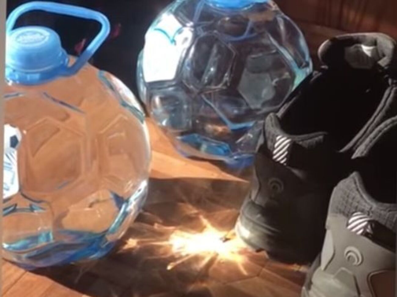 Бутылка с водой действует на солнце, как лупа