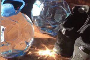 Бутылка с водой действует на солнце, как лупа
