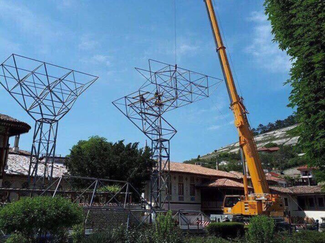 На высоте пятиэтажного дома находились два человека, но удерживающий их трос оборвался