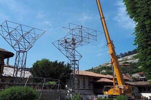 На высоте пятиэтажного дома находились два человека, но удерживающий их трос оборвался