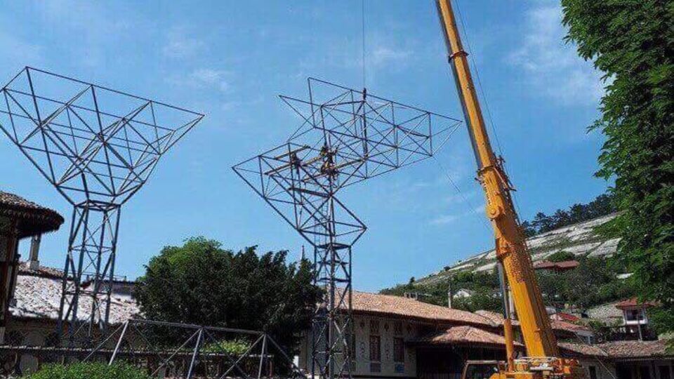 На высоте пятиэтажного дома находились два человека, но удерживающий их трос оборвался