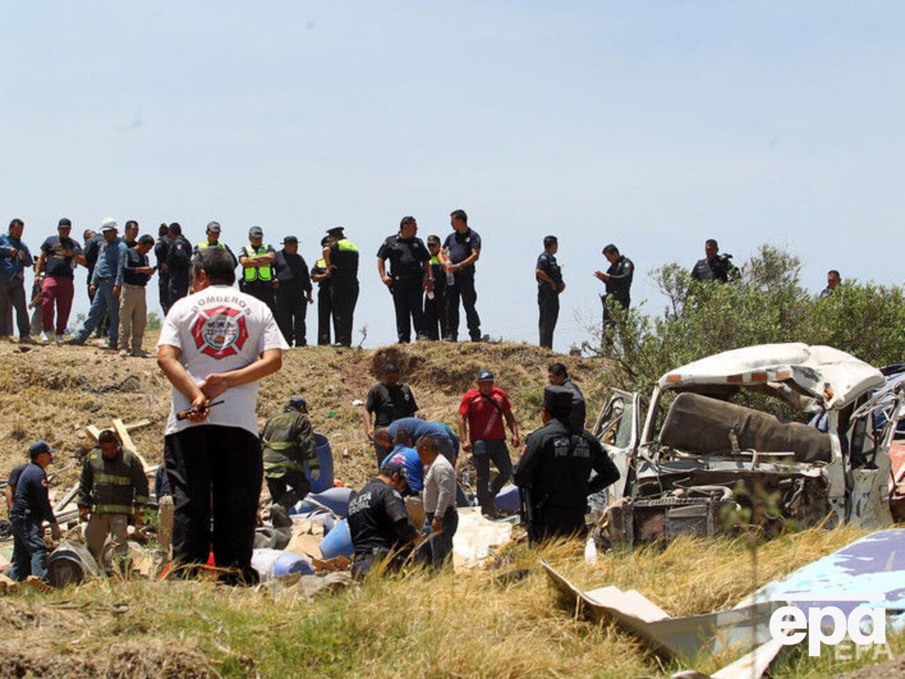 После столкновения грузовик и автобус упали в овраг